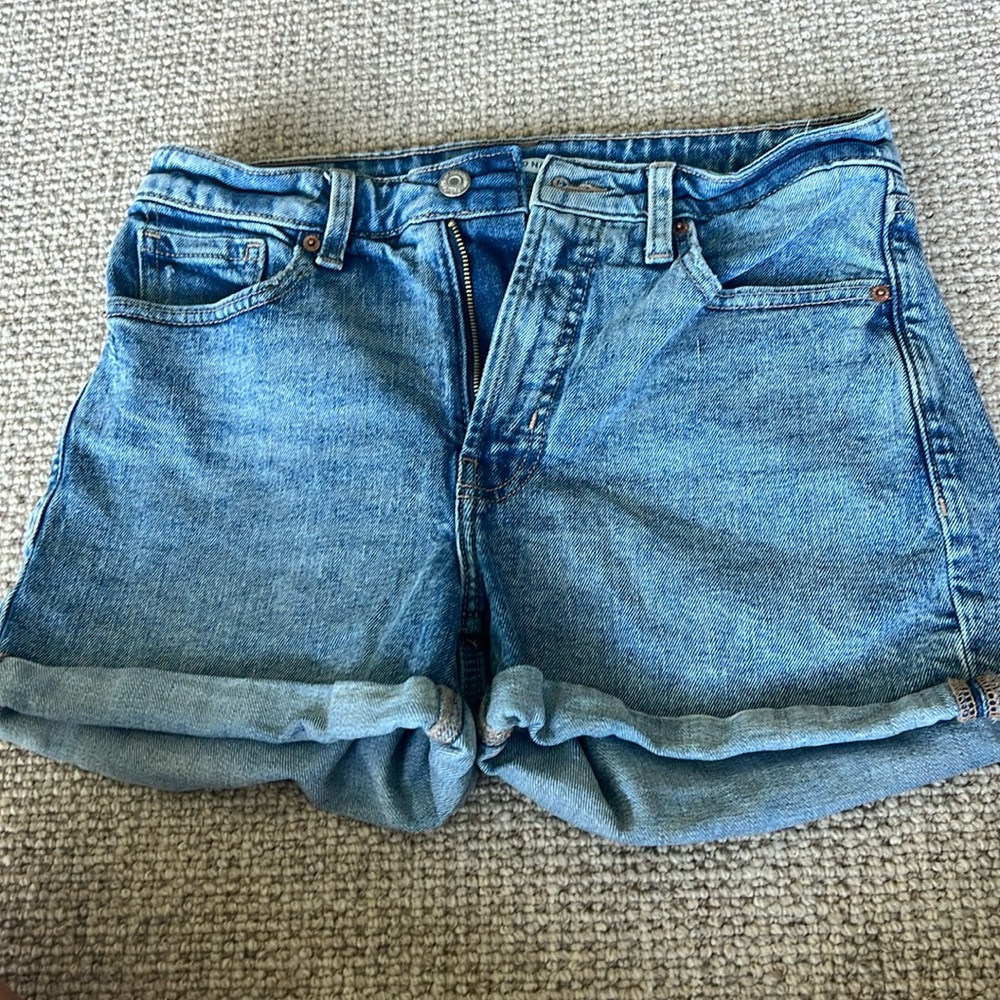 Cute women’s old navy Jean shorts!
